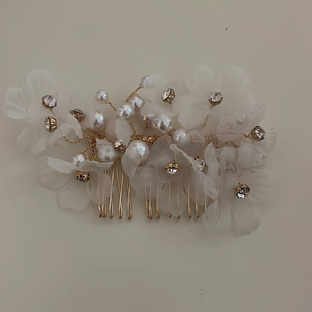 Organza flower and faux pearl comb